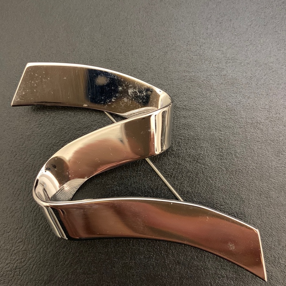 Vintage Monet abstract zig zag ribbon brooch. Silver tone